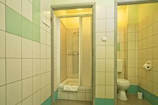 Курортные отели Ośrodek Wojków Ковары Четырехместный номер с собственной ванной комнатой вне номера-5